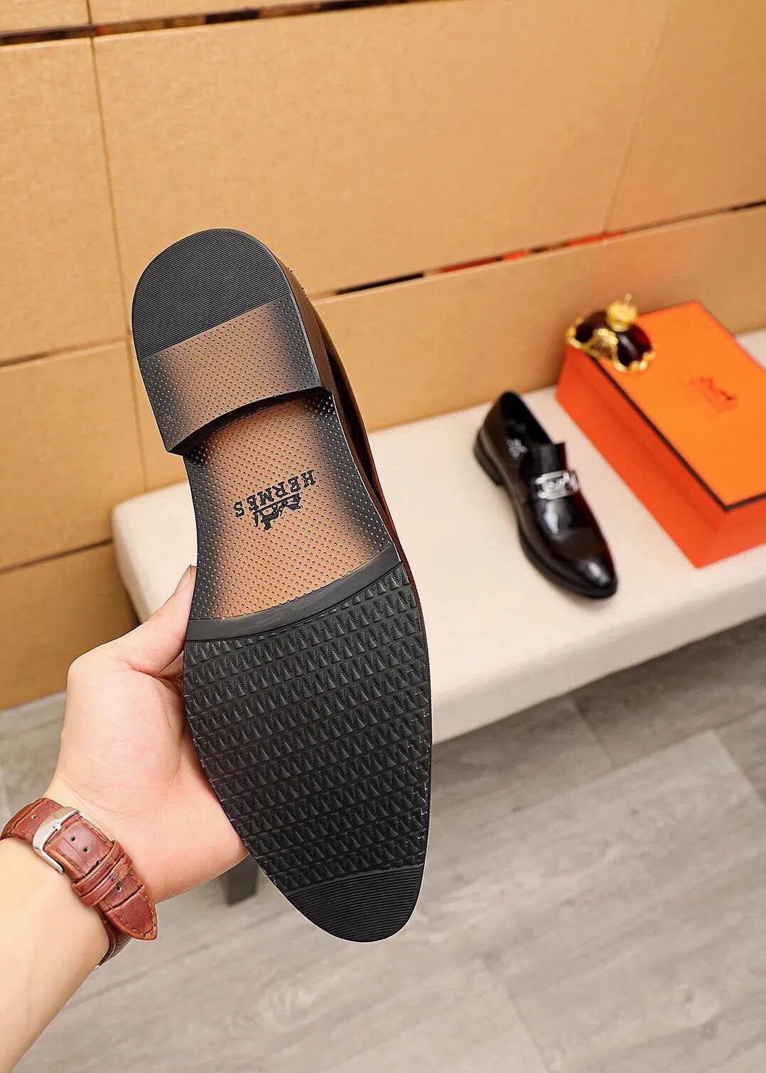 Men's shoes 💰480 💐 Product trademark: HERMES "Hermès" casual leather shoes Regular size: 38-44 (45🉑️customized) Product materials: Selected imported first-layer open-edge beaded cowhide upper + classic hardware buckle, imported water-dyed 🐂 cowhide lining. Strong three-dimensional visual effect, non-slip and wear-resistant combination outsole Color: 2⃣️colors available